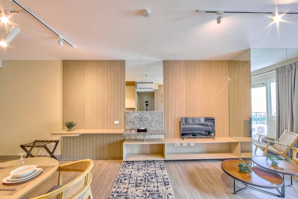One Bedroom | Senger med Select Comfort-madrass, safe på rommet og skrivebord