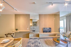 One Bedroom | セレクト コンフォート製ベッド、セーフティボックス (室内)、デスク、アイロン / アイロン台