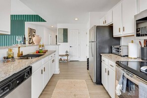 Fridge, microwave, oven, stovetop - Penthouse Perfection: with Unmatched Skyline Views (Stamford)