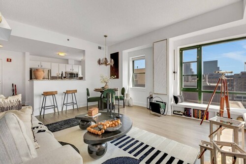 Penthouse Perfection: with Unmatched Skyline Views