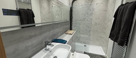 Appartement | Salle de bain | Douche, serviettes fournies, papier de toilette