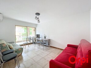 TV - Spacious Apartment with Pool, Terrace, Parking, Near Beach in Sunny Menton (Menton)
