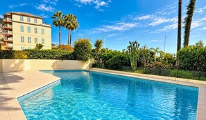 Pool - Spacious Apartment with Pool, Terrace, Parking, Near Beach in Sunny Menton (Menton)
