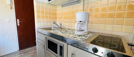Kühlschrank, Mikrowelle, Herdplatte, Geschirrspüler