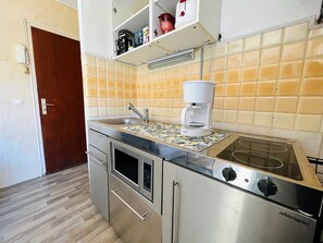 Kühlschrank, Mikrowelle, Herdplatte, Geschirrspüler