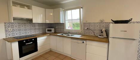 Kühlschrank, Mikrowelle, Ofen, Geschirrspüler