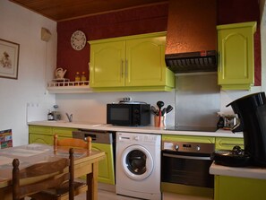 Mikrobølgeovn, ovn, oppvaskmaskin og kaffetrakter/tekoker