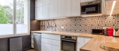 Een koelkast, een microgolfoven, een oven, een vaatwasser