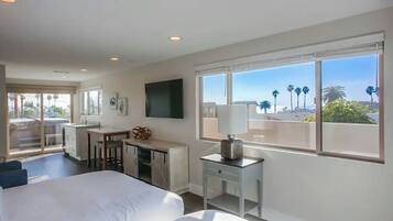 4 bedrooms, desk, iron/ironing board, free WiFi