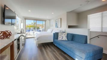 Smart TV, fireplace, stereo, offices