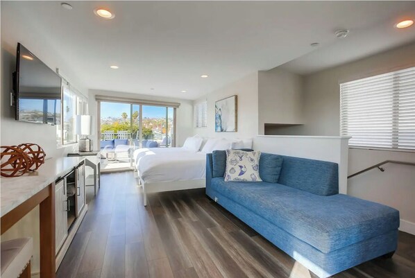 Smart TV, fireplace, stereo, offices - Ocean-View Home Blocks to Beach with Private Hot Tub & Rooftop Deck! (San Diego)