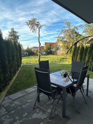 Outdoor dining - Auszeit in der Natur. Gemütliche Ferienwohnung mit Terrasse (Burladingen)