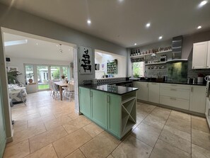 Fridge, microwave, oven, stovetop - London Charm on Connaught Avenue (London)