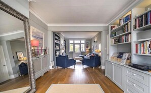 Interior - London Charm on Connaught Avenue (London)