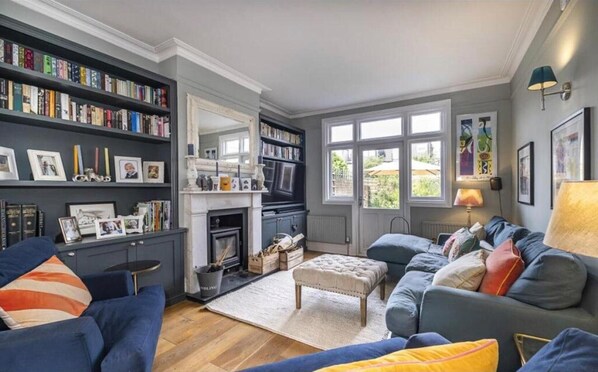 Fireplace - London Charm on Connaught Avenue (London)