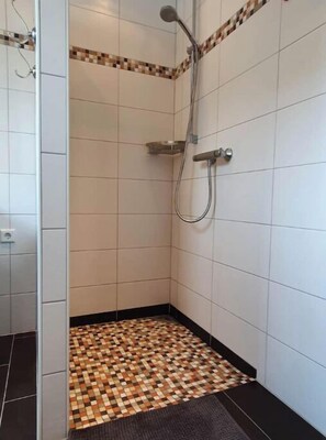 Shower, hair dryer, soap, shampoo - Ferienwohnung Ronja am Schloss (Ascheberg)