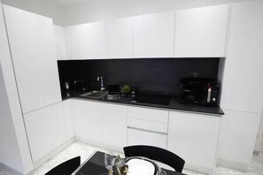 Geladeira, micro-ondas, cooktop, lava-louças