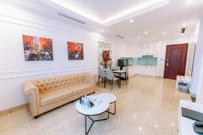 Chambre Quadruple Luxe, vue plage | Coffres-forts dans les chambres, bureau