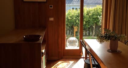 Sunny & Warm, Fully Fenced 3 Bedroom House close to Hospital