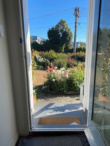 Sunny & Warm, Fully Fenced 3 Bedroom House close to Hospital 