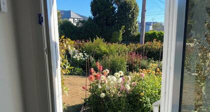 Sunny & Warm, Fully Fenced 3 Bedroom House close to Hospital