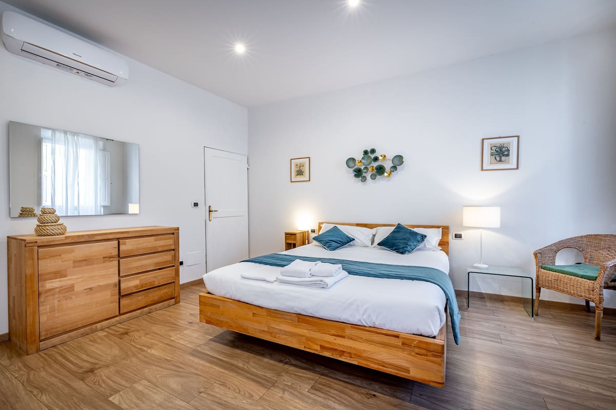 City Apartment, 1 Queen Bed with Sofa bed | 1 bedroom, individually decorated, individually furnished