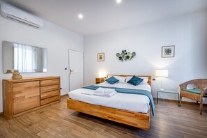 1 chambre, décor unique, ameublement unique, fer et planche à repasser
