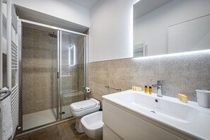 Bathroom | Shower, hair dryer, bidet, towels - YiD Pilastri (Florence)