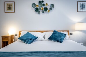 1 chambre, décor unique, ameublement unique, fer et planche à repasser