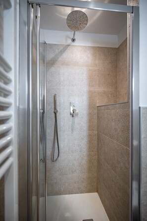 Salle de bain | Douche, séchoir à cheveux, bidet, serviettes fournies