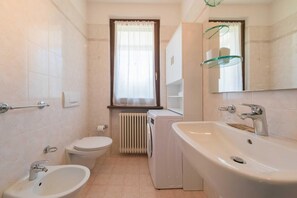 Dusche, Haartrockner, Bidet, Toilettenpapier