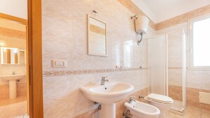 A bathroom with a sink, bidet, toilet, and shower. - Apartment Balcony Sea View - Gallipoli (Gallipoli)