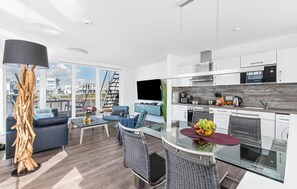 Kjøleskap, ovn, kokeplater og oppvaskmaskin