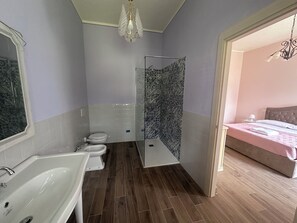 Douche, séchoir à cheveux, bidet, serviettes fournies