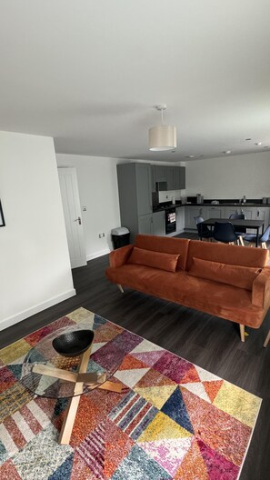 Living area - Cozy City Apartment in Rainham (Rainham)