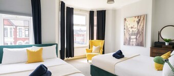 Spacious Cardiff Home for 12 + Parking + Hot Tub