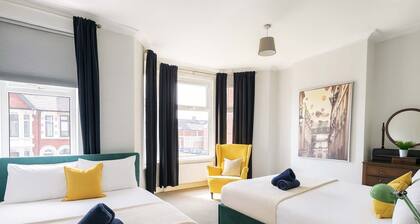 Spacious Cardiff Home for 12 + Parking + Hot Tub