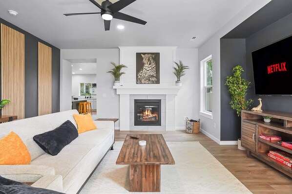 Een televisie, een open haard en een kantoor