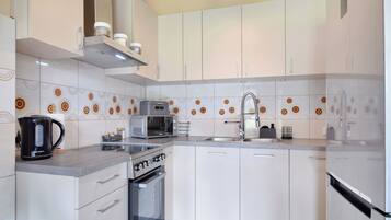 Apartament, 1 dormitori | Cuina bàsica privada | Frigorífic, placa de cuina, cafetera i tetera i bullidora elèctrica