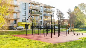 Lasten leikkialue ulkona