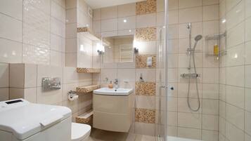 Apartment, 1 Bedroom | Bathroom | Towels, soap, shampoo, toilet paper