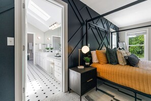 5 bedrooms, desk, iron/ironing board, travel cot