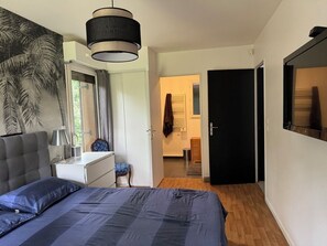 3 bedrooms, iron/ironing board, WiFi, bed sheets