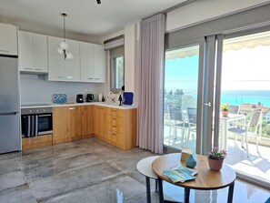 Oven, stovetop, coffee/tea maker, electric kettle