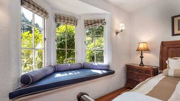 6 bedrooms, desk, iron/ironing board, WiFi