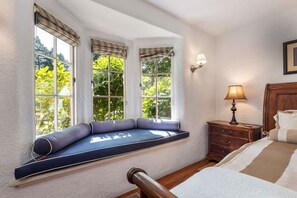 6 bedrooms, desk, iron/ironing board, WiFi