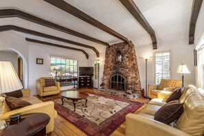 Télévision, cheminée, livres, espaces bureaux