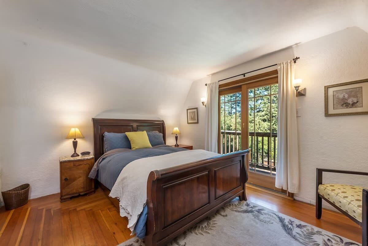 6 bedrooms, desk, iron/ironing board, WiFi