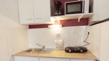 冷蔵庫、電子レンジ、コンロ、コーヒー / ティーメーカー