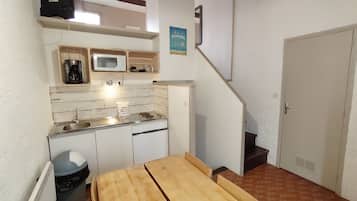 冷蔵庫、電子レンジ、コンロ、コーヒー / ティーメーカー